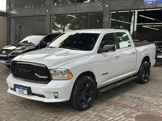 RAM CLASSIC 5.7 V8 GASOLINA LARAMIE NIGHT EDITION CD 4X4 AUTOMÁTICO